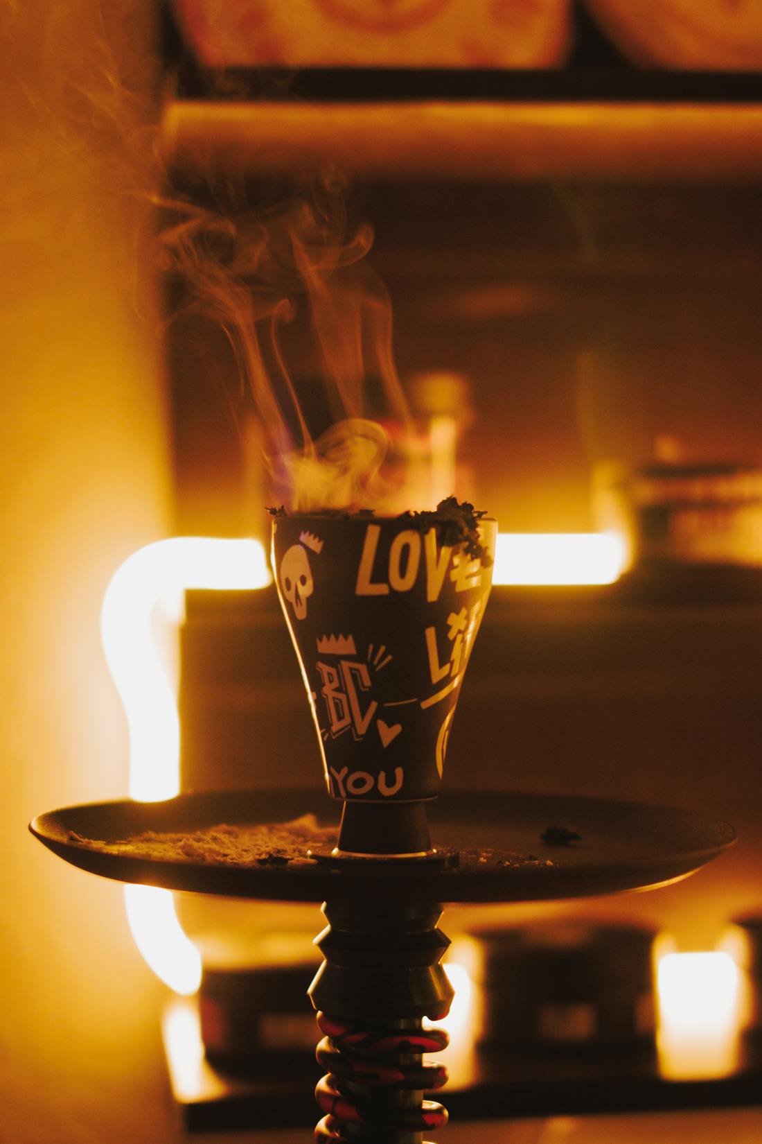 Shisha-Kopf mit Tabak und Rauch