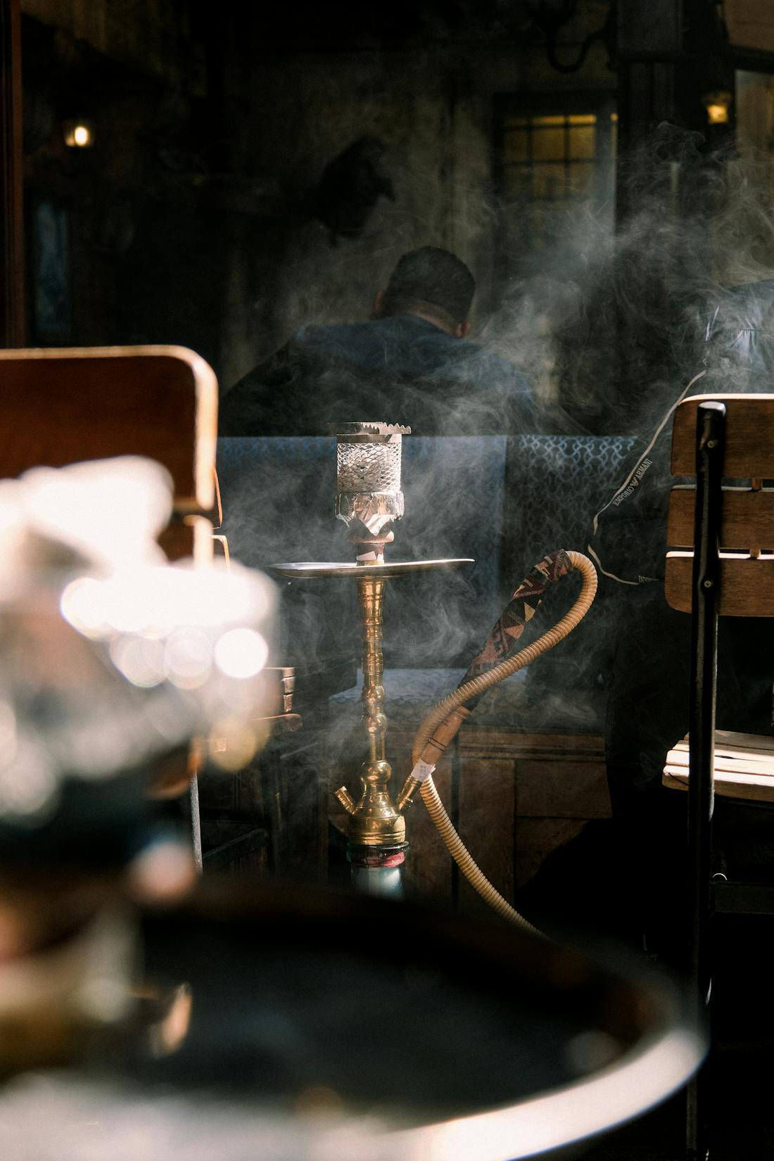Shisha mit dichtem Rauch in dunkler Lounge