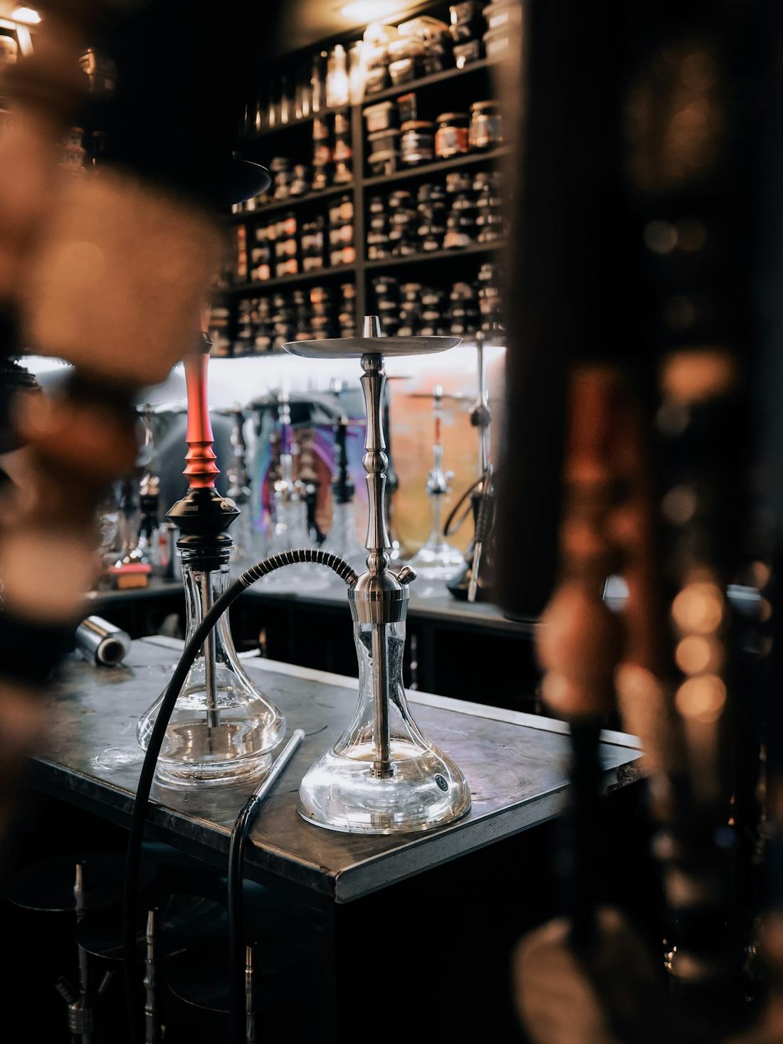 Moderne Shishas an der Bar mit Tabakregal
